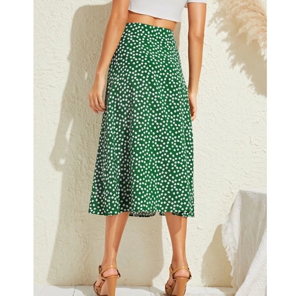 NWOT Shein Green & White Floral Daisy Printed Side Slit Skirt - Picture 4 of 5